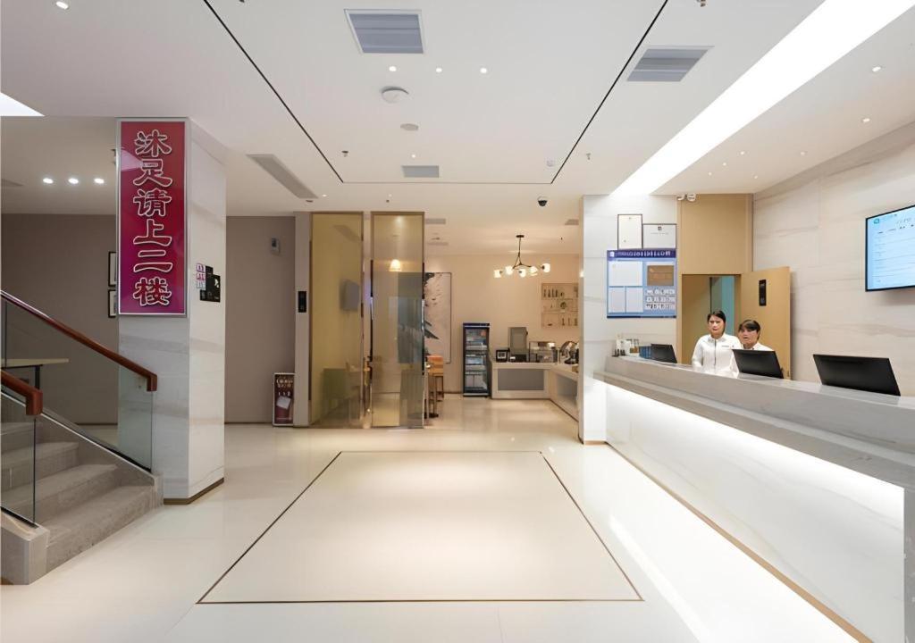 Hotel Comfort Southern Hospital Tonghe Metro Station