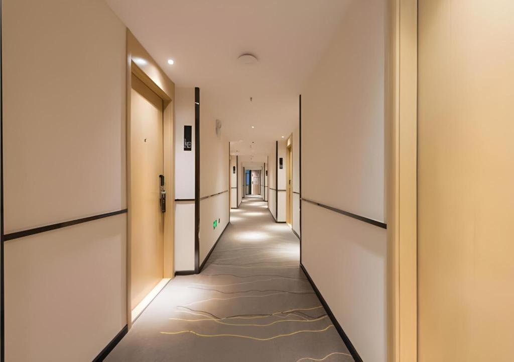 Hotel Comfort Southern Hospital Tonghe Metro Station Guangzhou