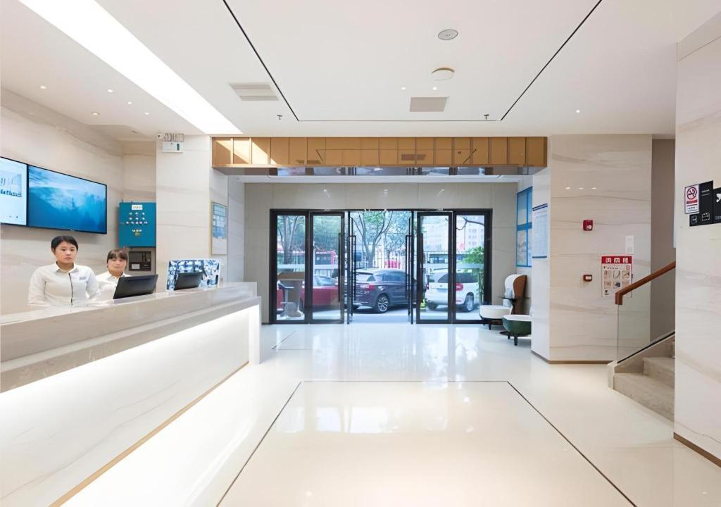 Hotel Comfort Southern Hospital Tonghe Metro Station 2*