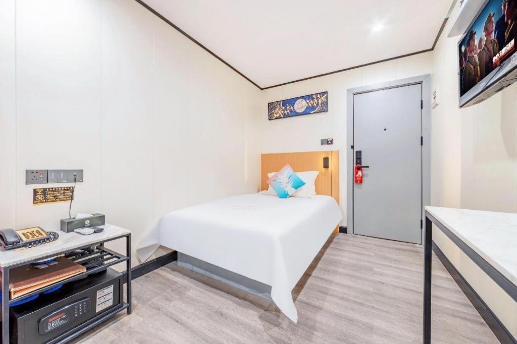 Xinghe Xinfeng Railway Station & Bus Station Branch Hotel 3*