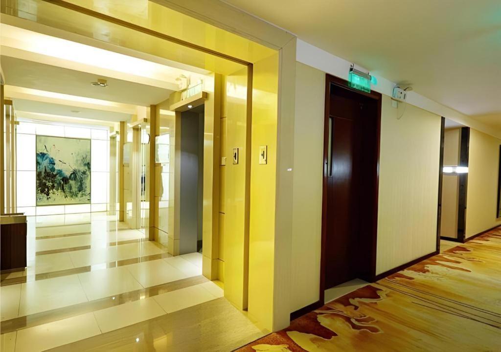 Borrman Changlong Shiqiao Metro Station Hotel