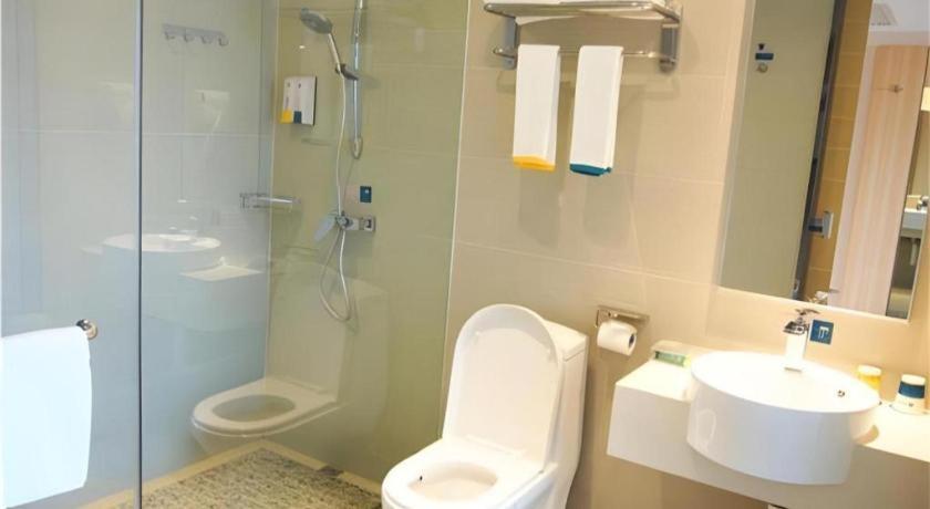 Comfort Renhe Metro Station Huatong Plaza Hotel 2*