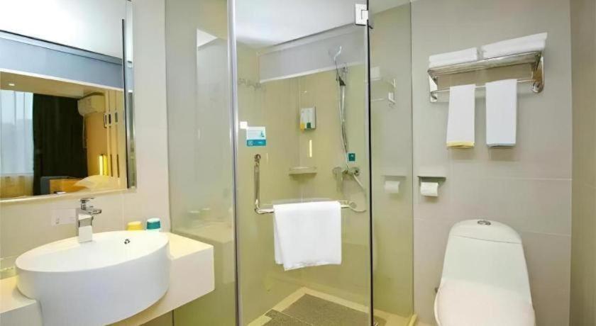 Comfort Renhe Metro Station Huatong Plaza 2*