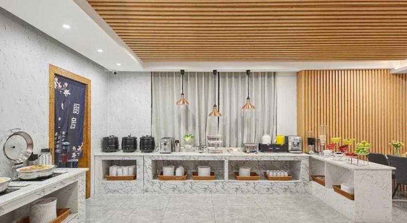 Hotel Meet Garden Baiyun International Airport 4*