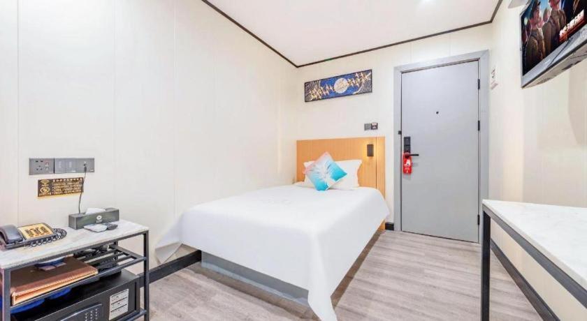 Xinghe Xinfeng Railway Station & Bus Station Branch Hotel 3*