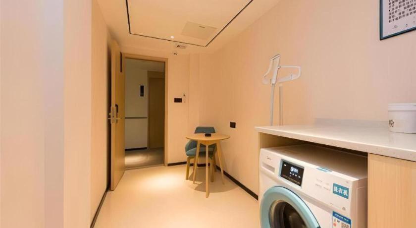 Comfort Southern Hospital Tonghe Metro Station Hotel