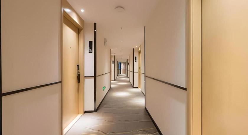 Comfort Southern Hospital Tonghe Metro Station Hotel 2*