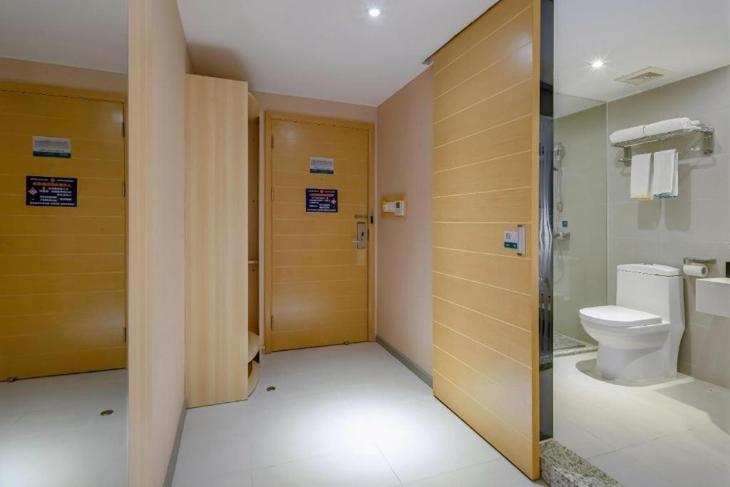 Comfort Renhe Metro Station Huatong Plaza Hotel