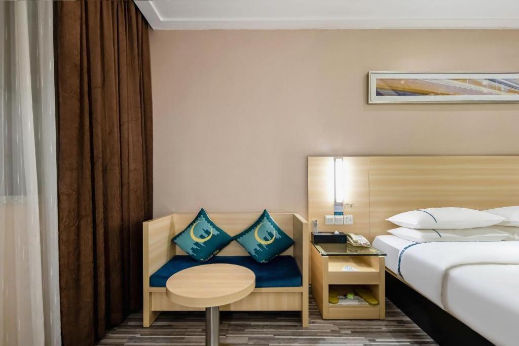 Comfort Renhe Metro Station Huatong Plaza Hotel 2*