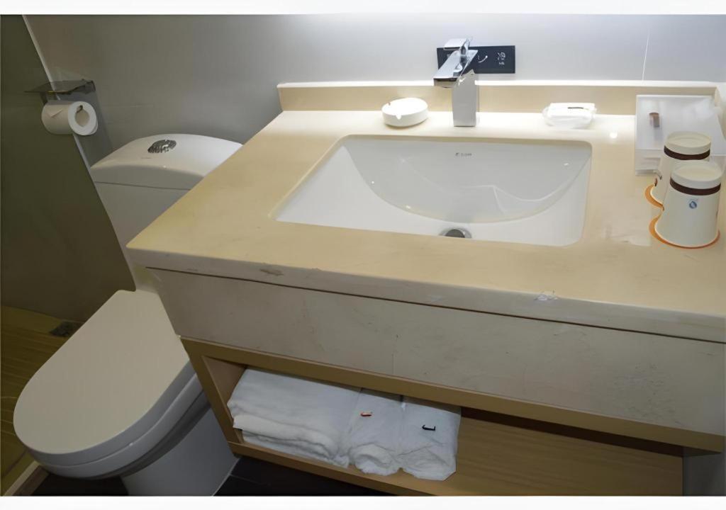 Hotel Comfort Jiahe Wanggang Metro Station Police Academy Changhong 2*