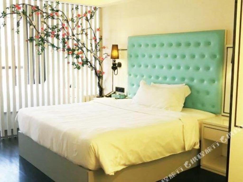 Xana Lite Shixi Metro Station Hotel 3*