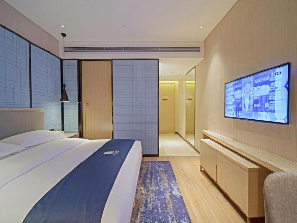 Echarm Yongqingfang Zhongshan 8th Road Metro Station Hotel 3*