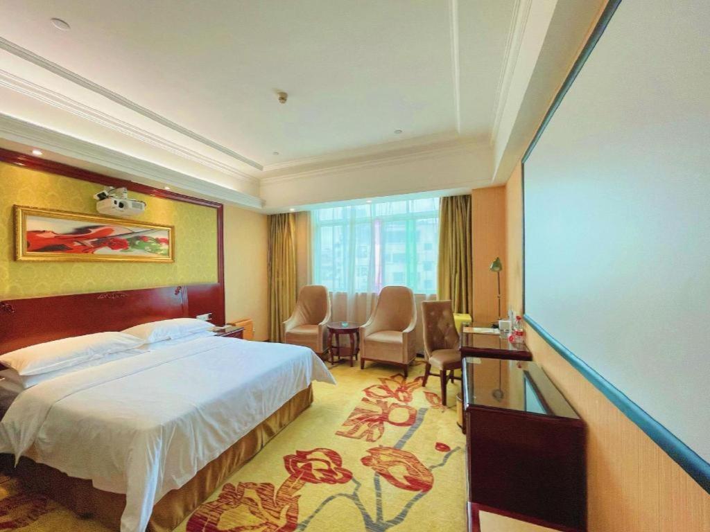 Vienna International Tianhe Olympic Stadium Dongpu 4*