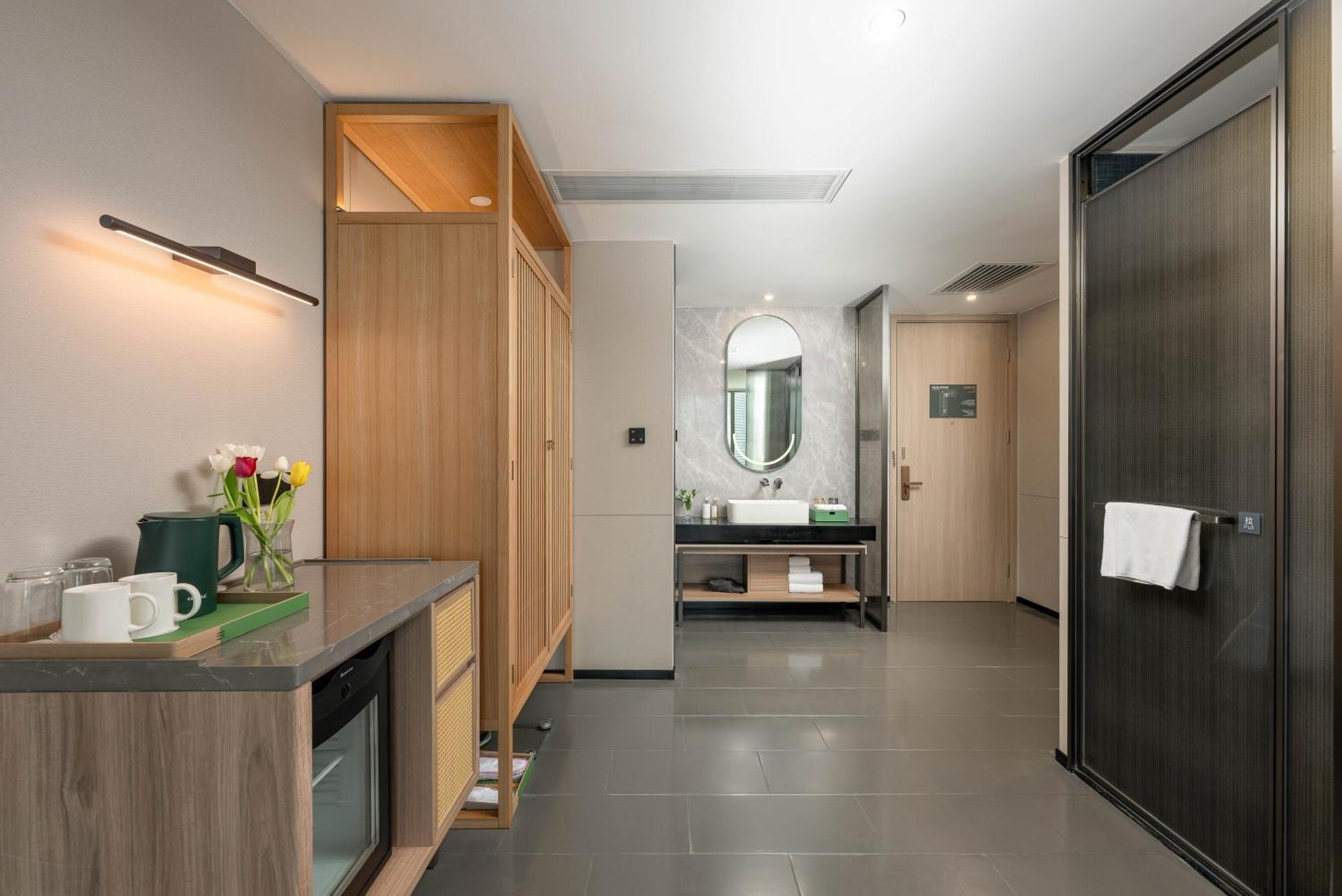 Hotel Zhujiang New Town By Ihg 4*