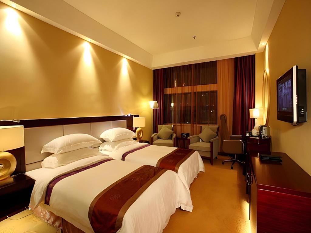 Chuanghui Business Hotel 4*