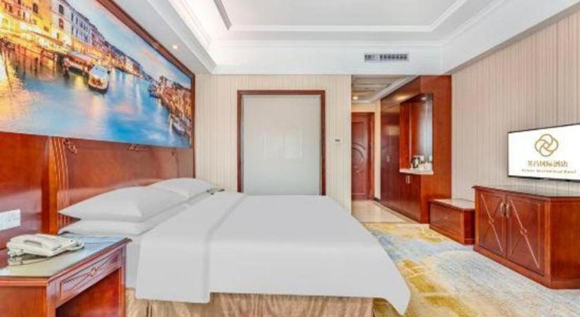 Vienna International Tianhe Olympic Stadium Dongpu 4*