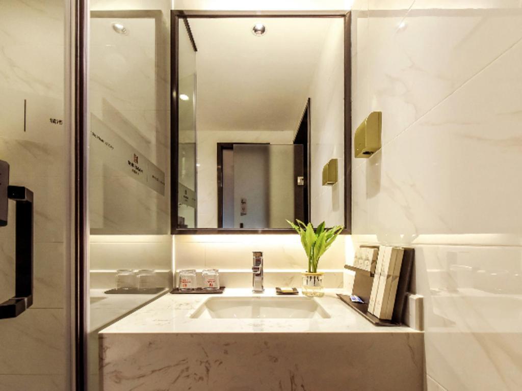 Hotel Borrman Railway Station Yuexiu Park Memorial Hall Guangzhou