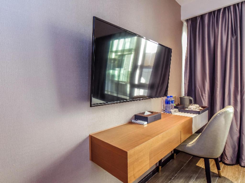 Hotel Borrman Railway Station Yuexiu Park Memorial Hall