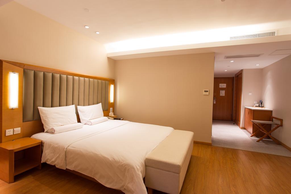 Ji Yuexiu Park 3*