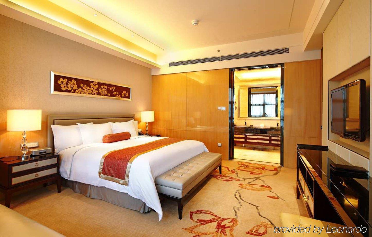 Hilton Baiyun - Free Shuttle For Fair Period, Close To Luhu Golf Club & Leather Market 5*
