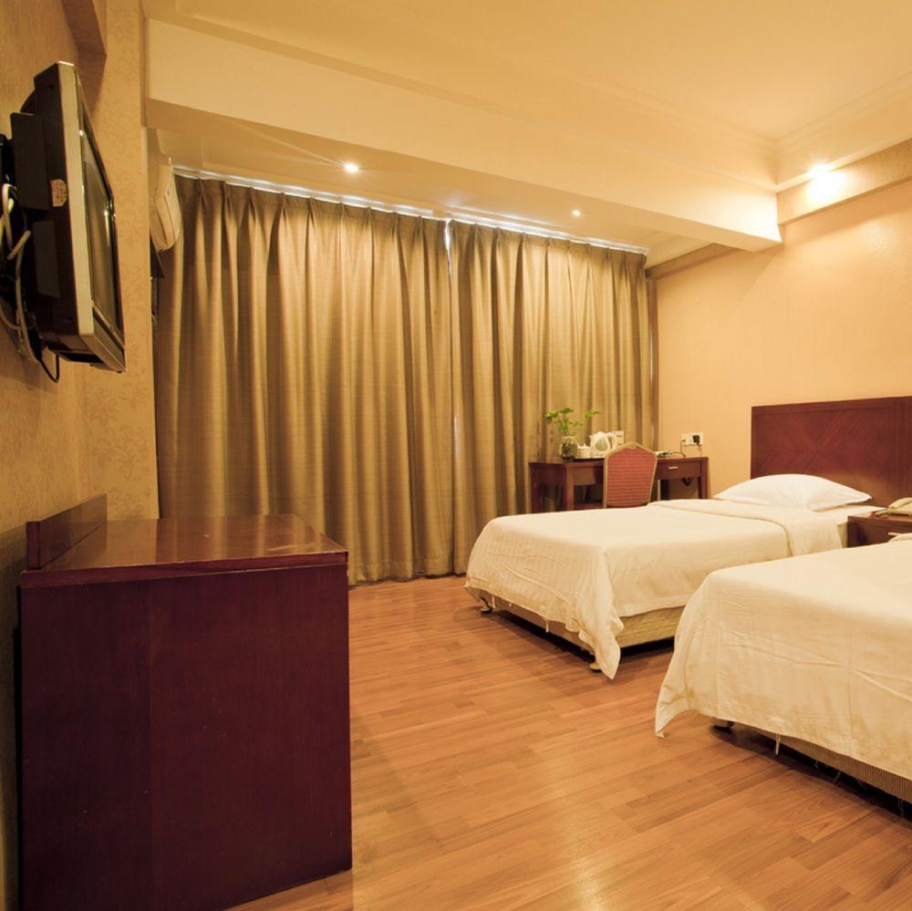 Paco Jiangtai Metro Station Branch Hotel