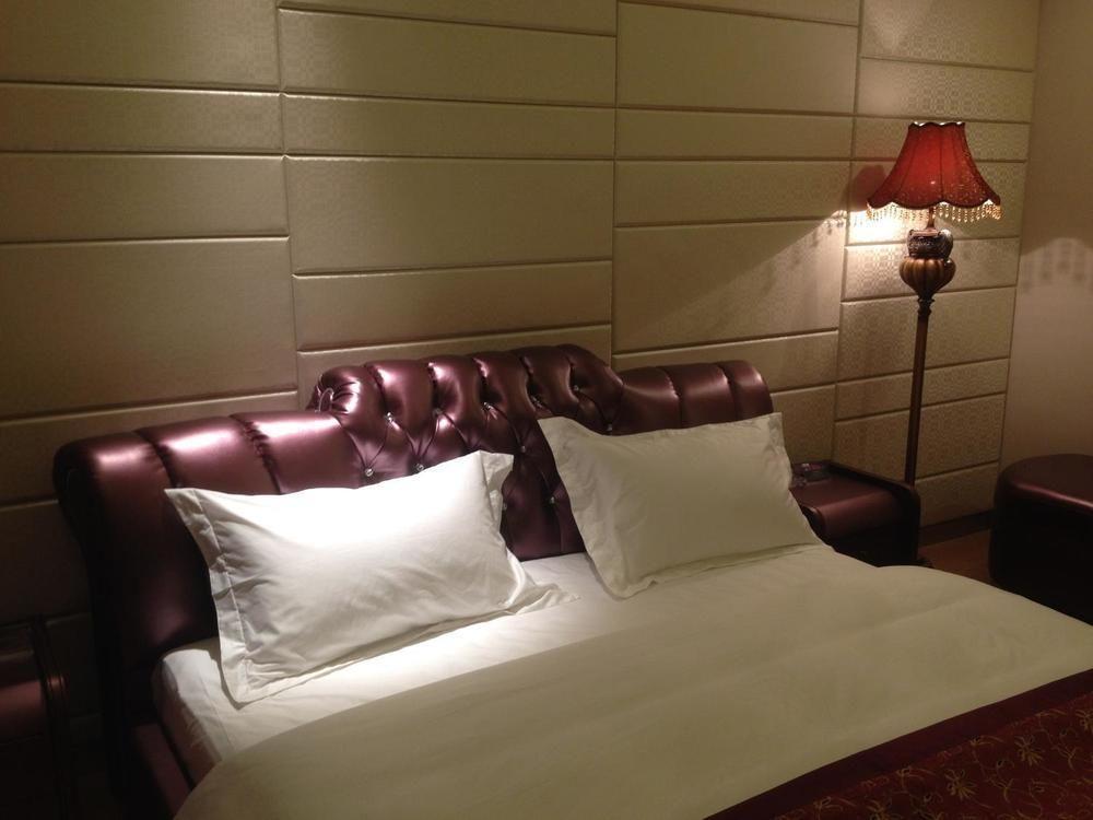 Yichao Hotel 4*