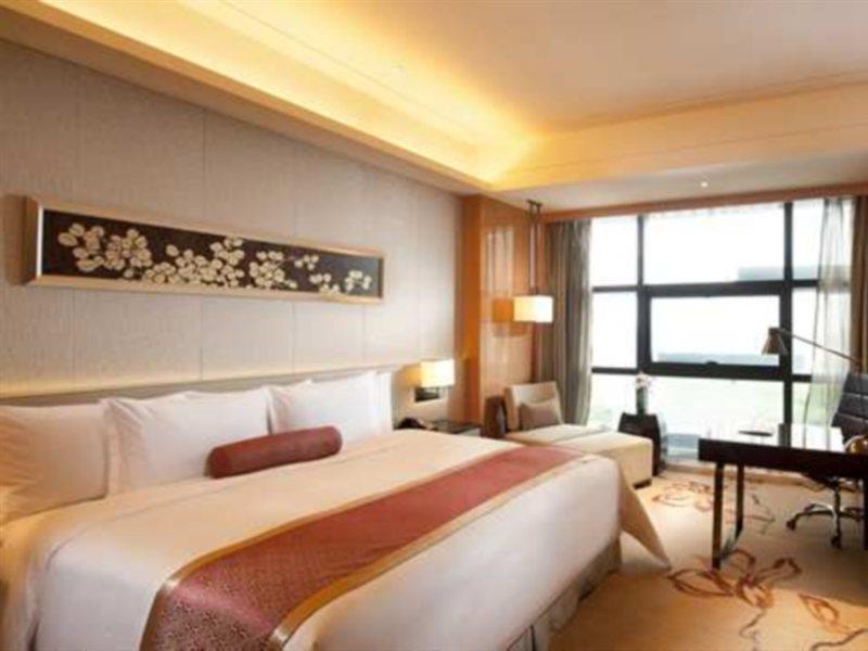 Hotel Hilton Baiyun - Free Shuttle For Fair Period, Close To Luhu Golf Club & Leather Market