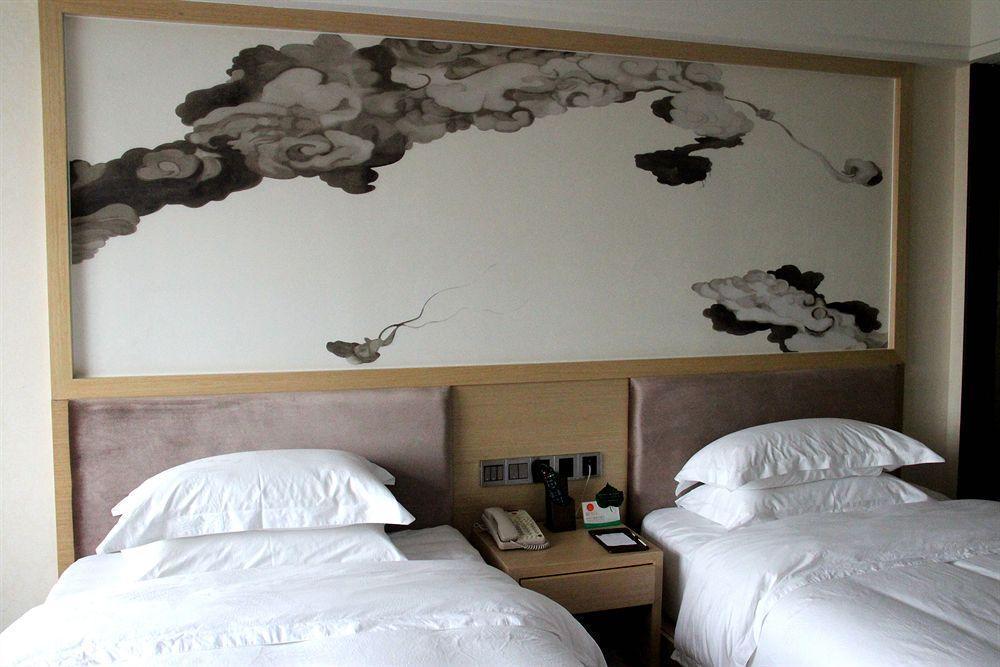 V8 Train Station Hotel 3*