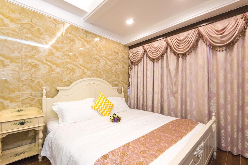 Grand Continental Apartment