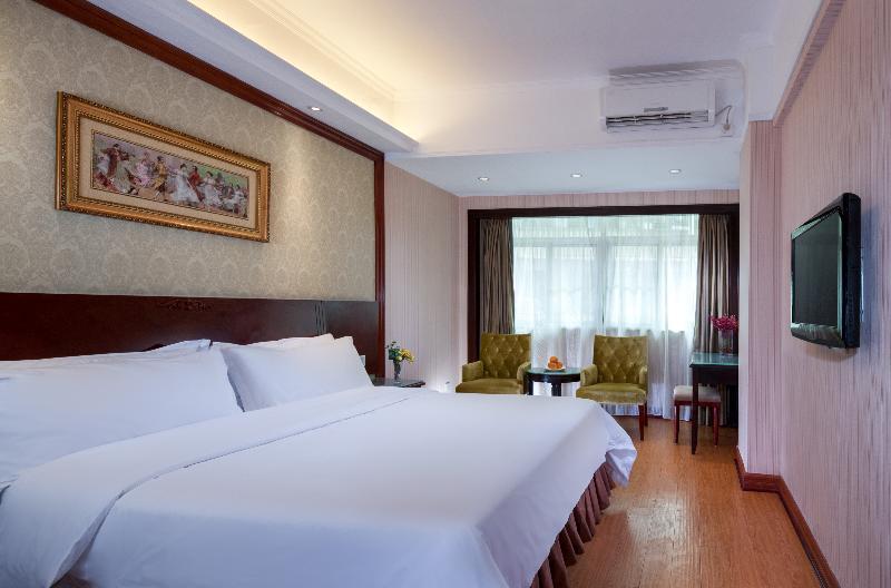 Vienna Dongpu Bus Station Hotel