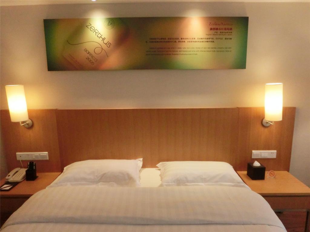 Orange Select Huanshi East Road Hotel 3*