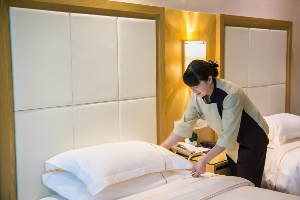 Baiyun Cheerful Hotel 4*