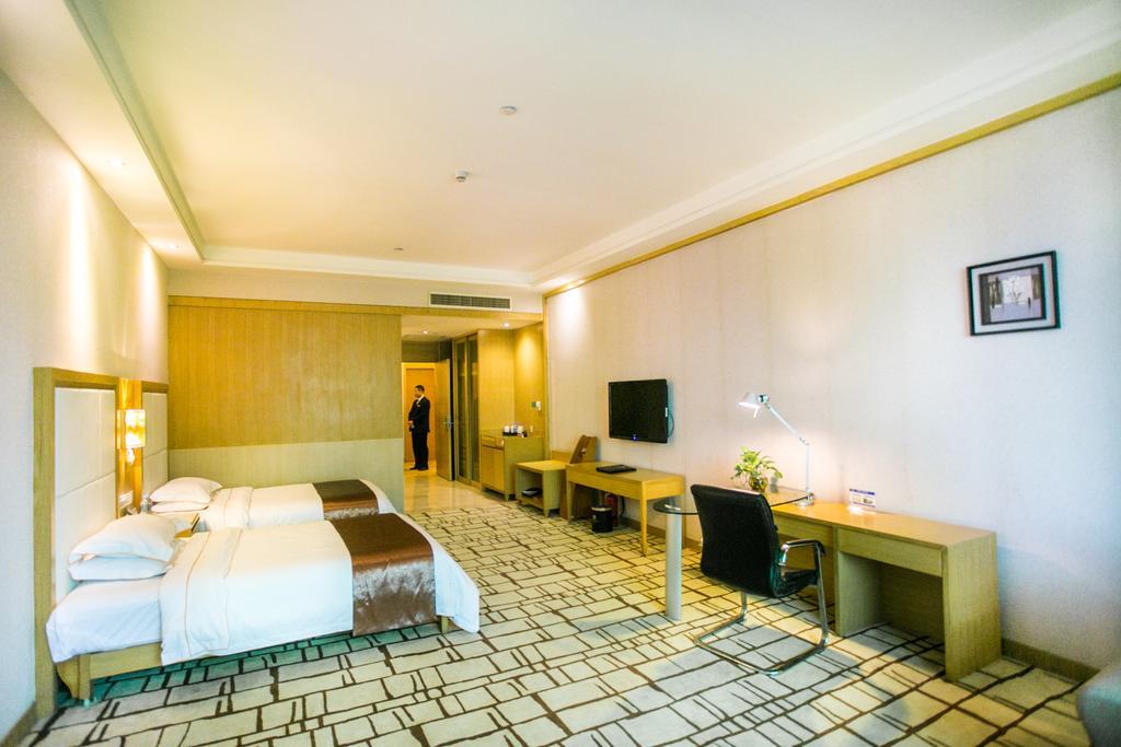 Hotel Baiyun Cheerful 4*