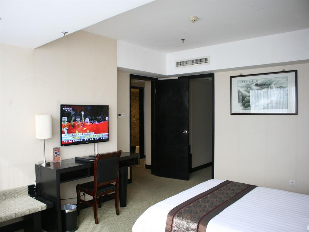 Skyline Plaza Hotel 4*