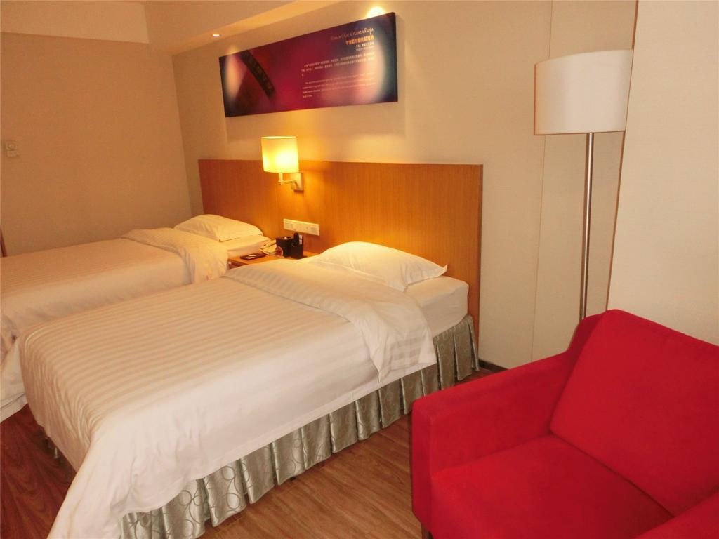 Orange Select Huanshi East Road Hotel 3*