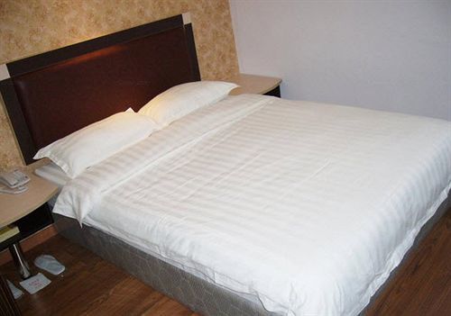 Club Yuexiu Branch Hotel 3*