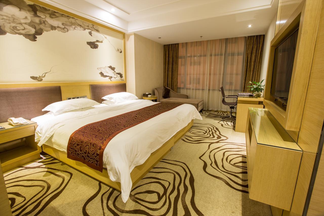 V8 Train Station Hotel