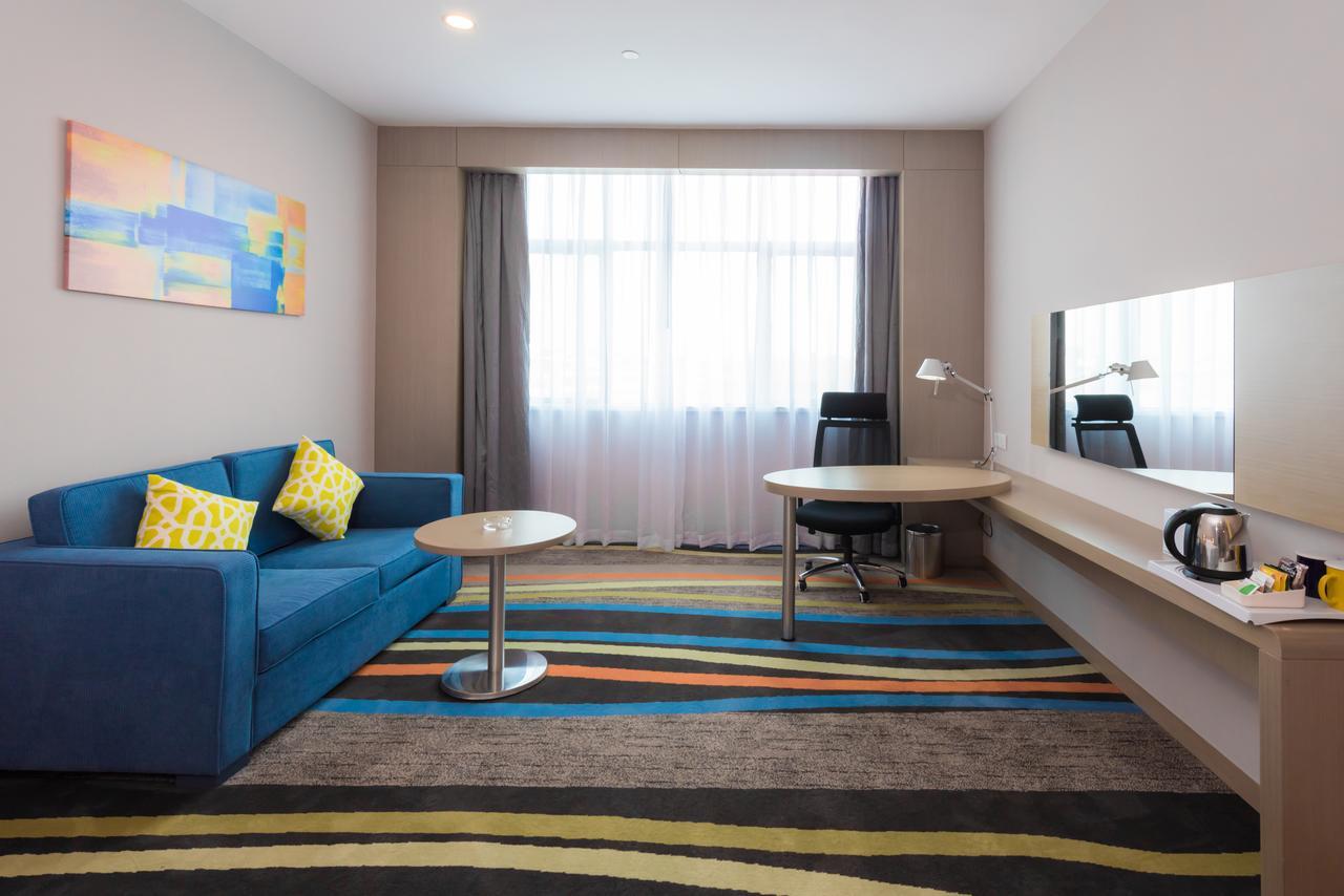 Guangzhou Baiyun Airport Rejoice By Argyle Hotel Rehe Metro Exit B --Free Shuttle Bus Is Provided During The 137Th Canton Fair