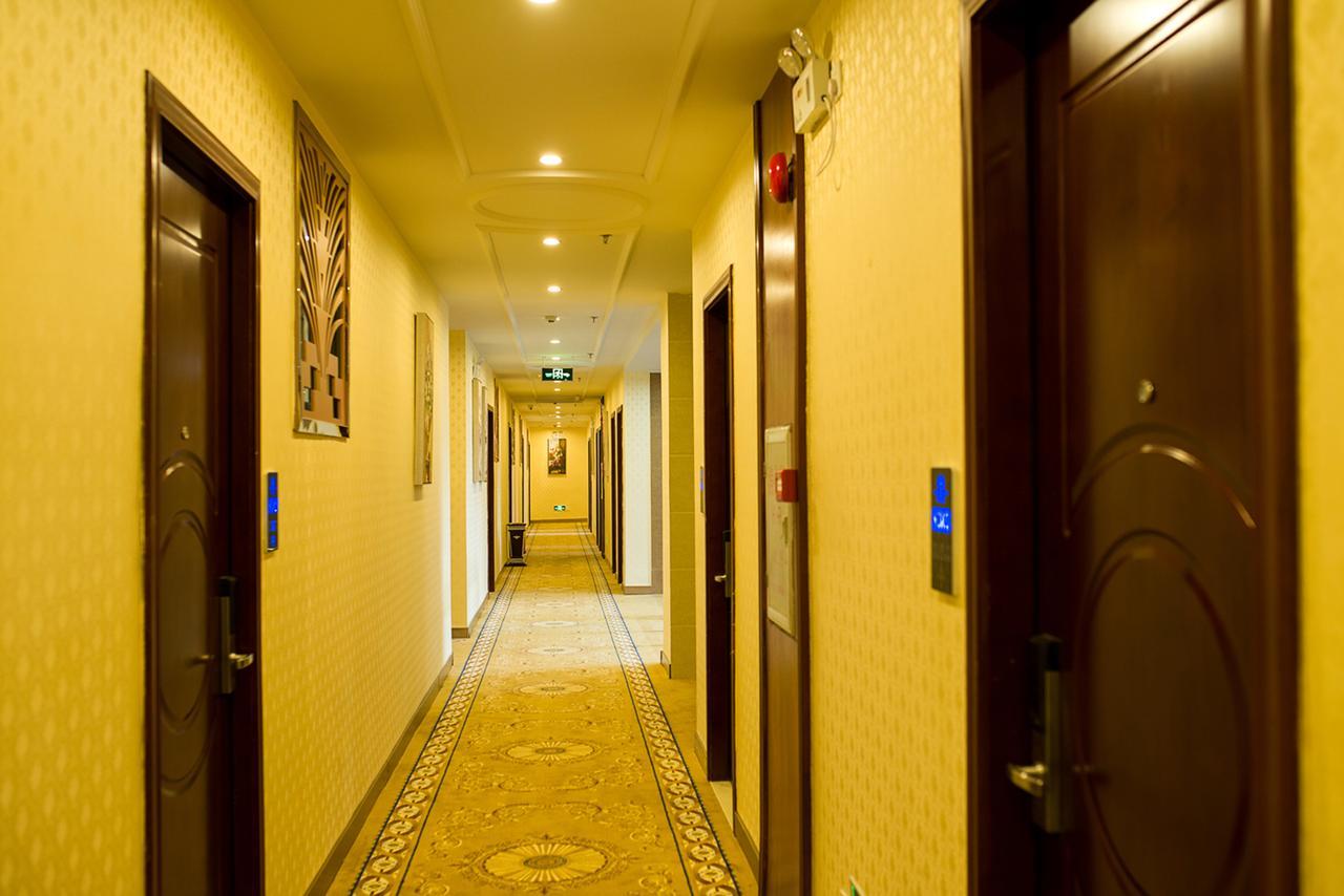 Huaming International Conference Center Hotel 3*