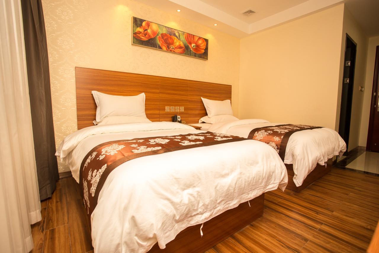 Huaming International Conference Center Hotel 3*
