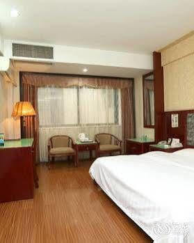 Yile Hotel 2*