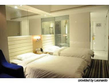 Super 8 San Yuan Li Hotel 3*