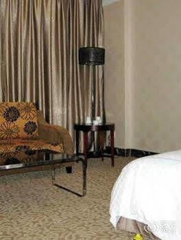Yulong Hotel 3*