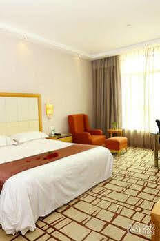 Baiyun Cheerful Hotel 4*