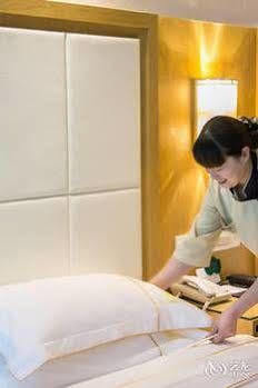 Hotel Baiyun Cheerful 4*