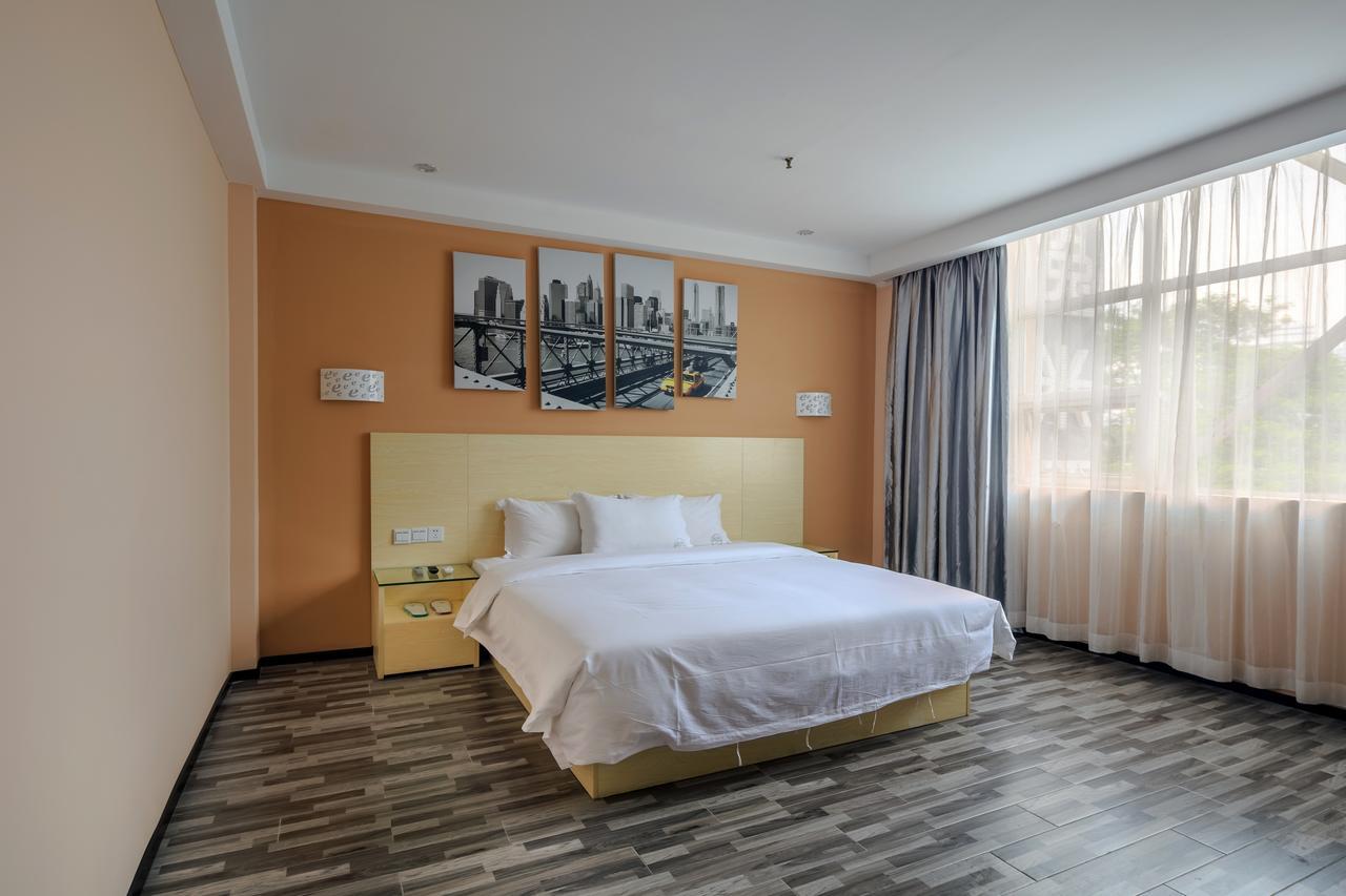 Yimi Yide Road Metro Station Branch Hotel