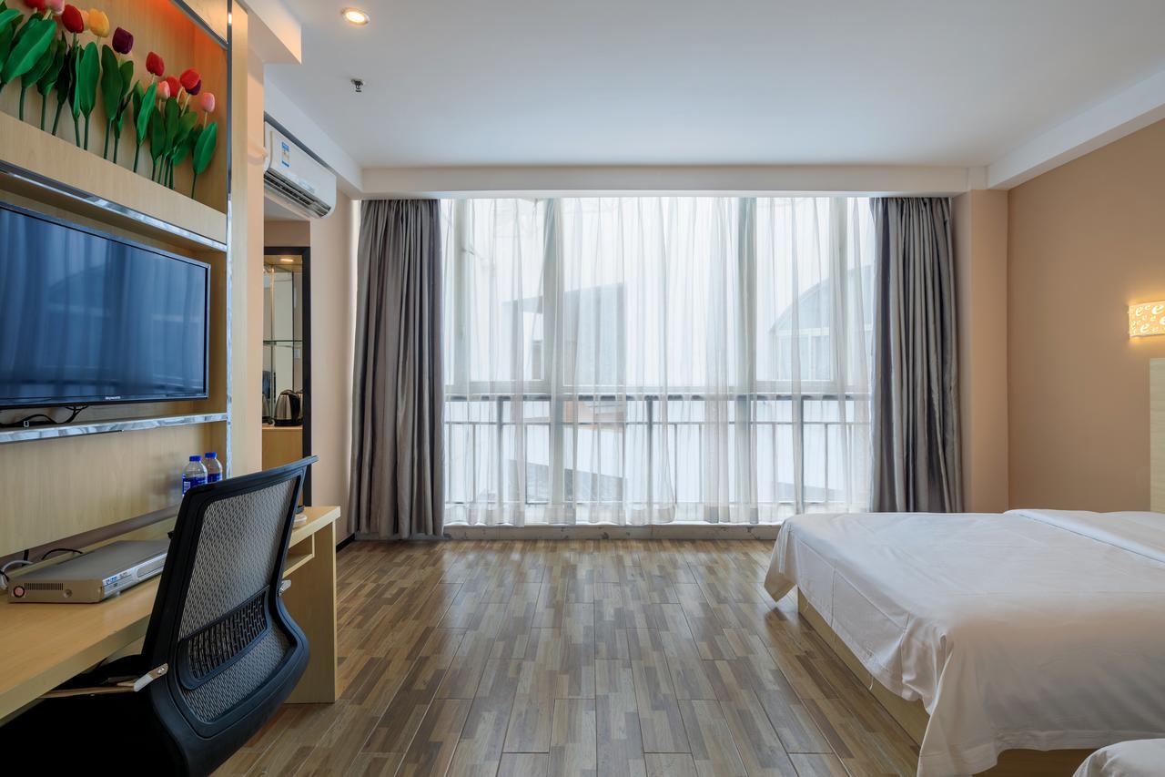 Yimi Yide Road Metro Station Branch Hotel