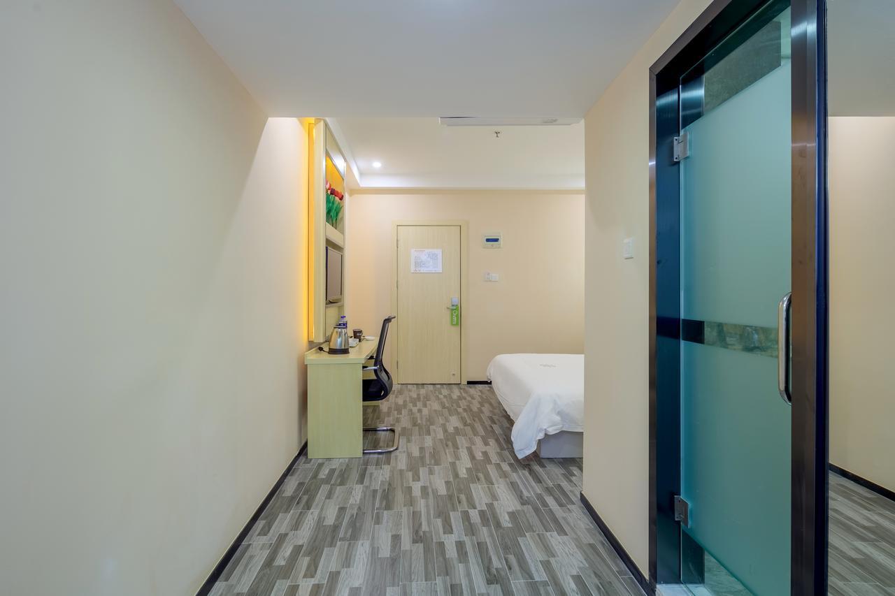 Hotel Yimi Yide Road Metro Station Branch