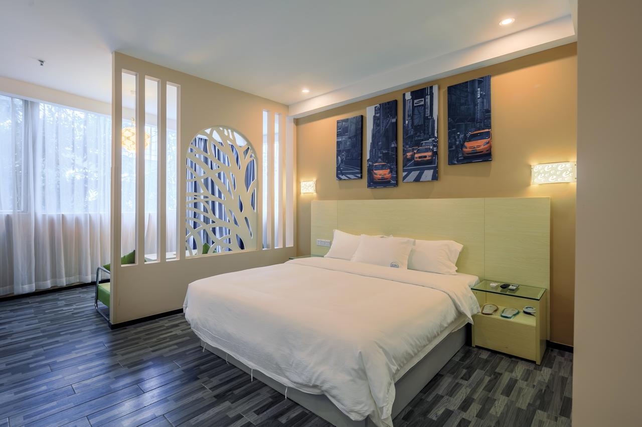Yimi Yide Road Metro Station Branch Hotel