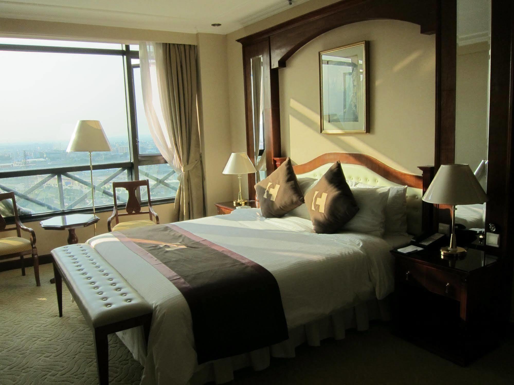 Clifford Centre Panyu Hotel 4*